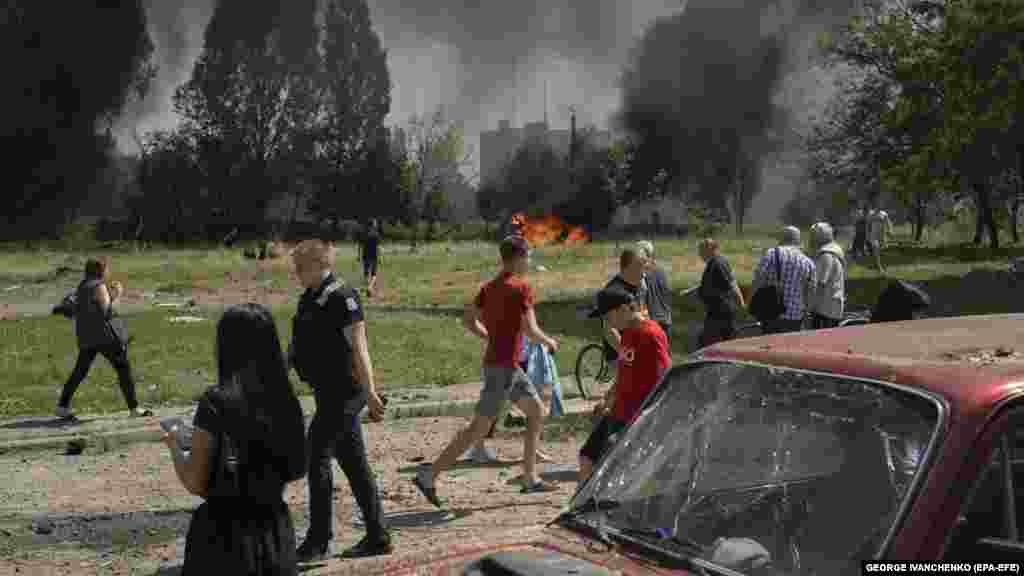 Перші хвилини після влучення російської ракети у Первомайському. 4 липня 2023 року Пізніше українська влада заявила, що це був обстріл ракетою «Іскандер».