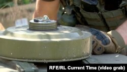 Сапери – ті, хто прокладають шлях піхоті і техніці під час наступу українських сил. Фото: село Нескучне на Донеччині після деокупації, липень 2023 року