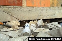 На руїнах будинку