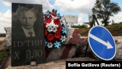 Імітація надгробної плити із зображенням очільника Росії Володимира Путіна на блокпості в Донецькій області, 10 липня 2023 року (ілюстраційна світлина)