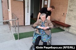 У шелтері людей передають персоналу з рук в руки