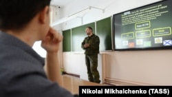 Військовий РФ під час заняття з військової підготовки в школі села Троїцьке, Сахалінська область Росії, 1 вересня 2023 року