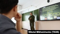 Школярі прямо на уроках мусять писати листи солдатам окупаційних військ