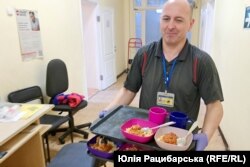 Володимир розносить їжу