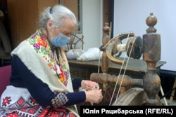 Віра Аннусова показує, як пряли в давнину