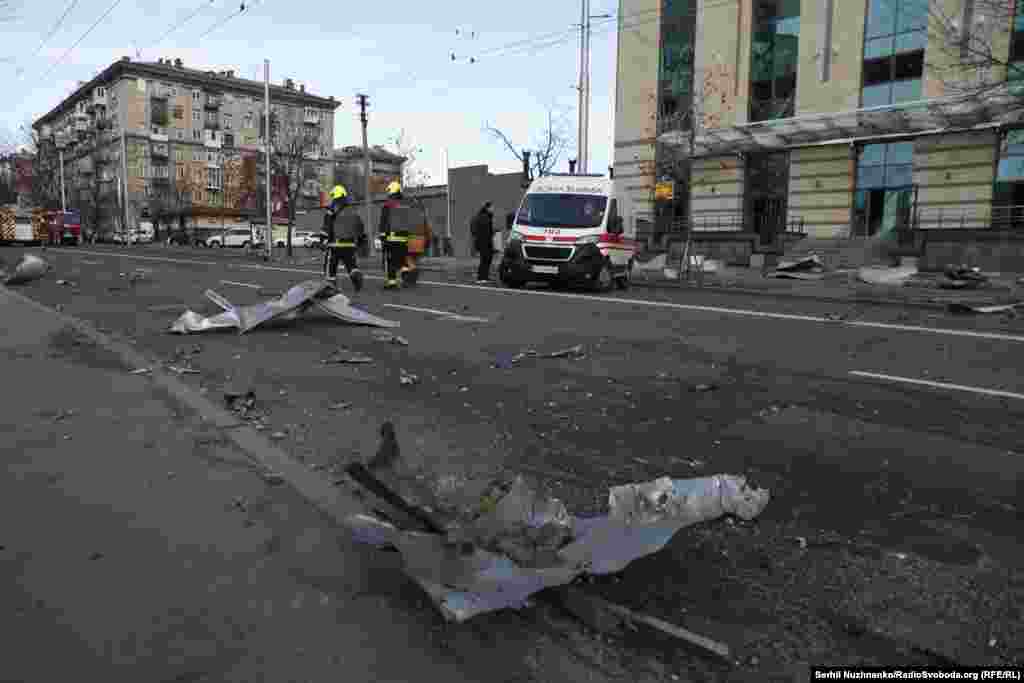 Вибух розкидав уламки по проїжджій частині вулиці, зазнали ушкоджень розташовані поруч будинки. Район станції метро «Лук'янівська». Київ, 29 грудня 2023 року