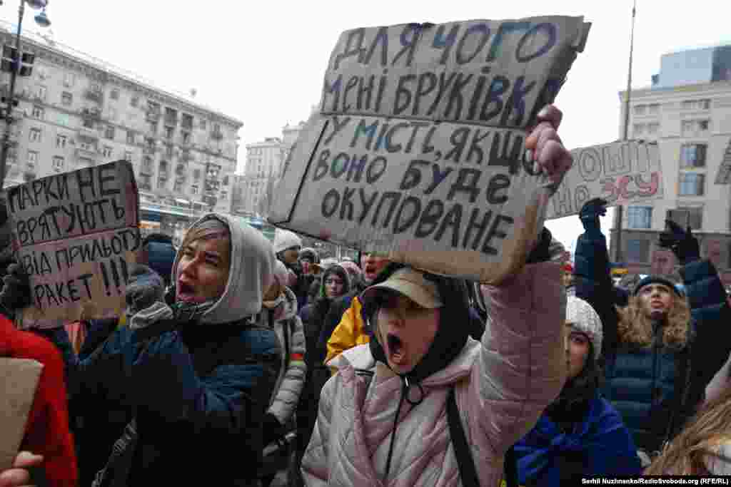 Акція біля КМДА. Люди вимагають змінити бюджетні витрати на користь ЗСУ
