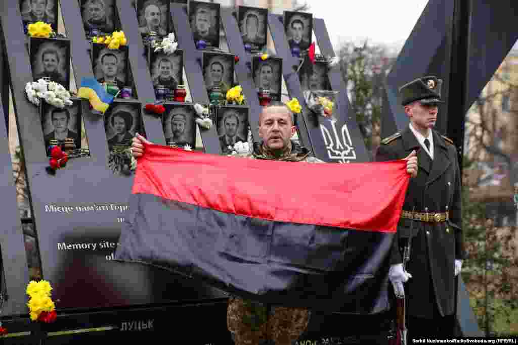 105 героям Небесної сотні посмертно присвоїли звання «Герой України», а троє іноземців – громадянин Білорусі Михайло Жизневський і громадяни Грузії Зураб Хурція і Давид Кіпіані – посмертно нагороджені орденами Героїв Небесної сотні