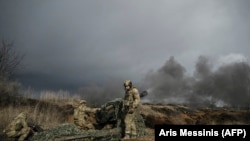 Українські військовослужбовці ведуть вогонь зі 105-мм гаубиці по російських позиціях поблизу міста Бахмут, 8 березня 2023 року