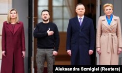 Президент України Володимир Зеленський, його дружина Олена Зеленська (ліворуч) і президент Польщі Анджей Дуда із дружиною Агатою Корнгаузер-Дудою. Варшава, 5 квітня 2023 року