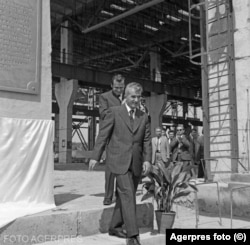 Vizita de lucru a lui Nicolae Ceausescu la Combinatul de Utilaj Greu Iași. În spatele său, Ion Iliescu, cel care în anii '80 avea să fie văzut de CIA ca posibil succesor al dictatorului Ceaușescu.