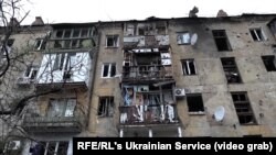 Пошкоджені 5 багатоповерхівок та інші будівлі. На фото - Слов'янськ після обстрілу 14 квітня