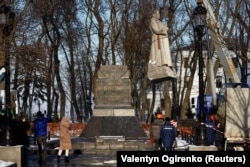 Під час демонтажу пам'ятника радянському генералу Миколі Ватутіну в Маріїнському парку в Києві, 9 лютого 2023 року