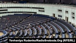 Згідно з текстом, резолюція визнає екоцидом руйнування дамби Каховського водосховища, а також засуджує створення загрози ядерного інциденту на Запорізькій атомній електростанції