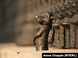 Сурикат сидить біля дитячої лікарні