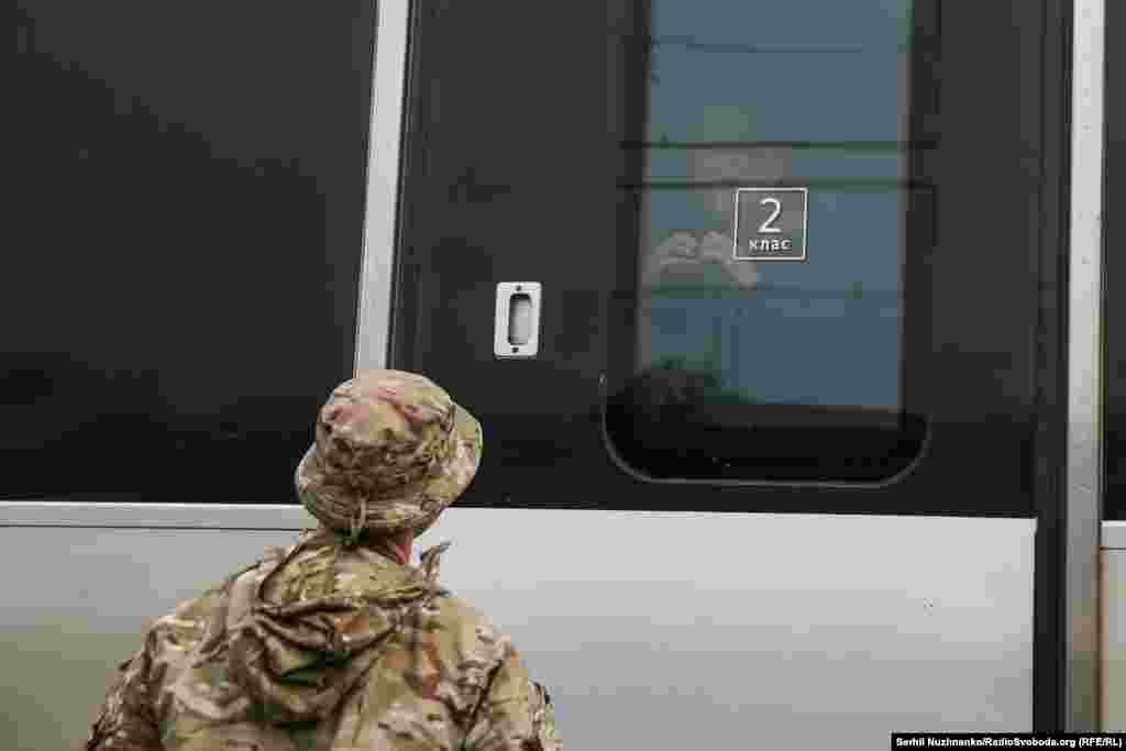 Закохані прощаються через вікно потяга незадовго до його відправлення з Краматорська