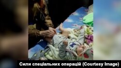 «Руда» оглядає немовля