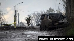 Український військовий на лінії фронту в Бахмуті, 23 квітня 2023 року