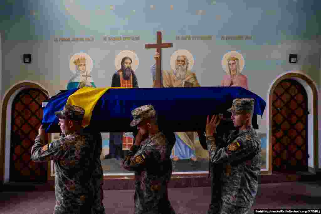 Побратими несуть труну із тілом загиблого воїна. Валентин Коренчук був одним із перших, хто піднявся в небо на початку повномасштабного вторгнення на захист Києва. Виконував бойові завдання на різних напрямках