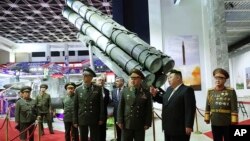 Міністр оборони РФ Сергій Шойгу з Кім Чен Ином під час візиту до КНДР 27 липня 2023