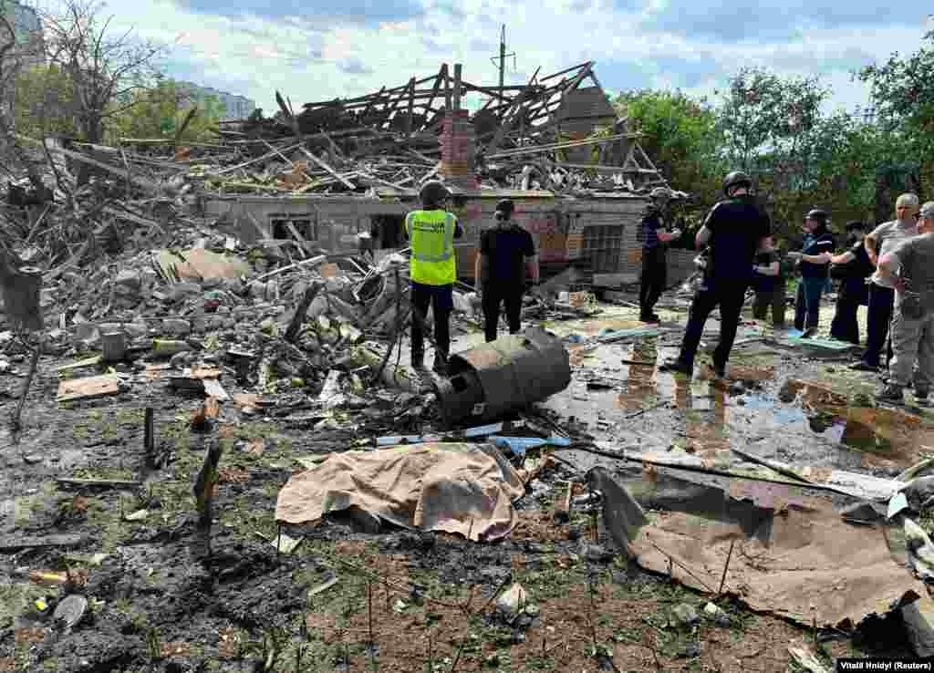 «Один загиблий і пʼятеро постраждалих внаслідок потрапляння КАБа у приватний житловий будинок. Ще троє постраждалих в іншому районі міста – там удар по дитячому навчальному закладу», – повідомив міський голова Ігор Терехов