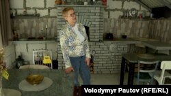 Людмила показує зону барбекю, про яку мріяла на фронті