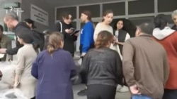 Cотрудники НКО выдают гуманитарную помощь беженцам Cотрудники НКО выдают гуманитарную помощь беженцам