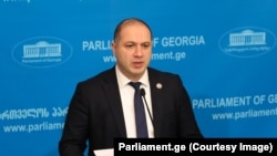 გივი მიქანაძე აცხადებს, რომ 2025 წლის პირველი ოქტომბრიდან ყველა უმაღლეს სასწავლებელში ბაკალავრიატზე აღდგება და სავალდებულო იქნება ქართული ენის სწავლება.