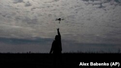 За словами міністра, щоб бути в просторі миру, треба сьогодні підтримувати Україну. Ілюстраційне фото: український військовий на лінії фронту поблизу Бахмута, квітень 2024 року