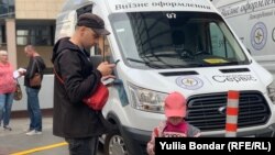 Зареєструватися на подачу документів можна онлайн, але це складно, тому люди самоорганізовуються і також самі ведуть облік. Прага, червень 2023 року