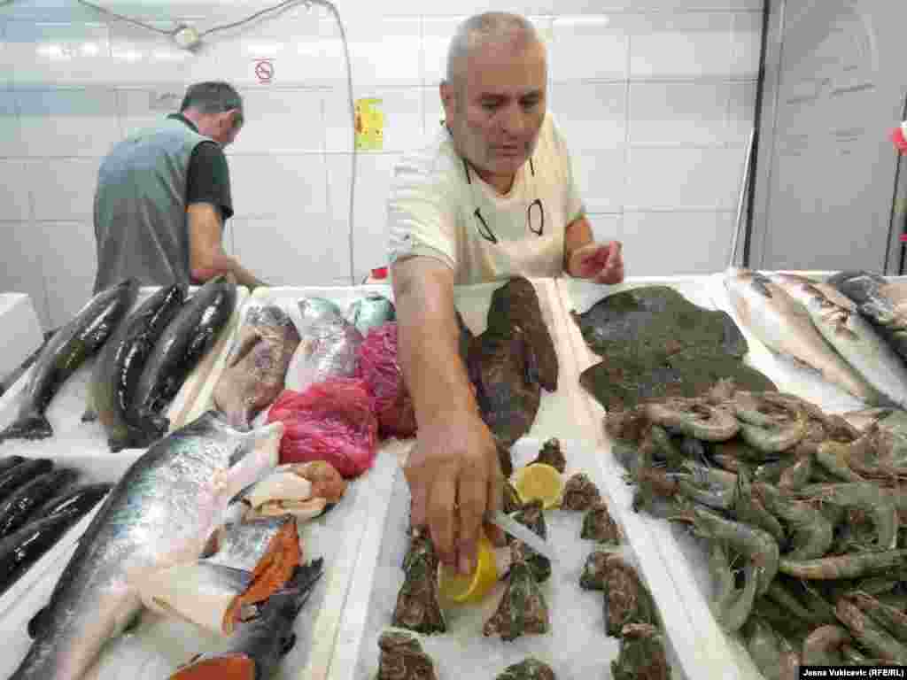 Na pjacama se uglavnom prodaje riba iz uzgajališta. Lignje i kozice koštaju 12 eura, grdoba 15, list rumbač i gambori 25. Prodavac Banjo koji je na budvanskoj pijaci skoro četvrt vijeka, za Radio Slobodna Evropa (RSE) kaže da je riba kraljica primorske trpeze: "Prije par decenija se znalo prodati 150 do 200 gajbi ribe i to do podne. Danas je to nemoguće, ima puno novih ribarnica i uvozne ribe".   