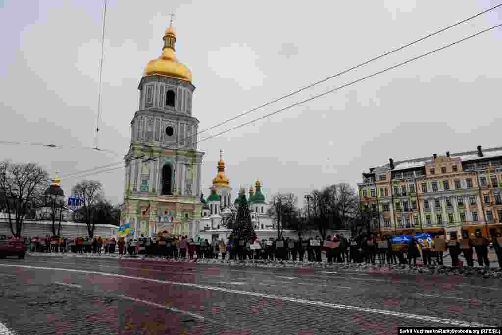 За словами учасників, «живий ланцюг» створюють, щоб якомога більше людей побачили цю акцію та усвідомили біль українських родин, чиї близькі перебувають у полоні