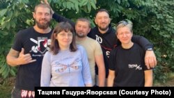 Засновниця центру «Ланка» Тетяна Гацура-Яворська (праворуч) із колегами та воїнами, які там проходили реабілітацію