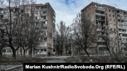 Ці двох дітей, які залишаються в місті, досі там, бо їх переховують батьки, які не хочуть виїжджати