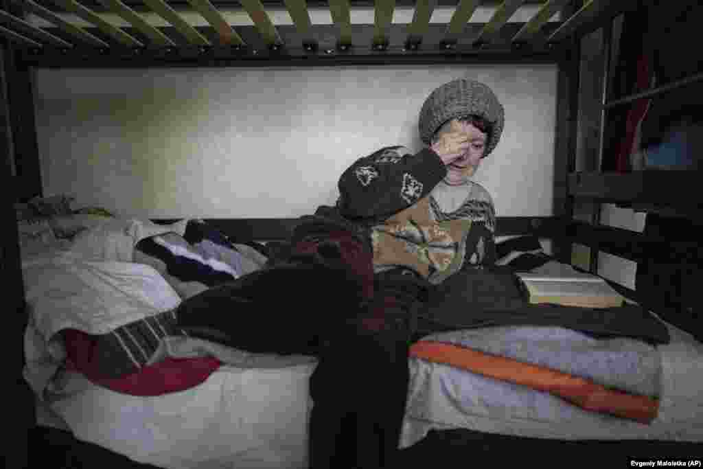 Ще одна врятована жінка з Бахмута – 80-річна Олександра, плаче, лежачи на ліжку в притулку. Військовий ЗСУ, який допомагав евакуювати її, сказав, що це був другий випадок за тиждень, коли вони вивозили цивільних. Люди кажуть: «не їхали, бо сподівалися, що все буде добре». Костянтинівка, Донецька область, 3 квітня 2023 року  