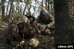 Боєць 3-ї ОШБр надає першу допомогу побратиму під час боїв під Бахмутом, вересень 2023 року