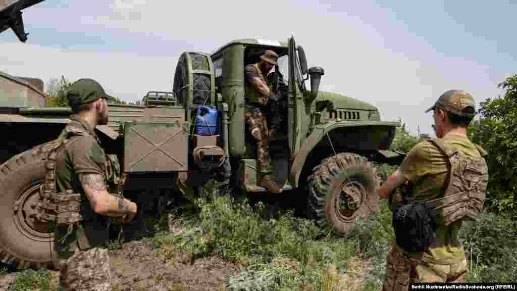 Проходить декілька хвилин…