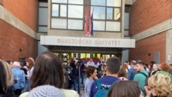 'Nemoćni smo i poraženi': Studenti i profesori ispred blokiranog fakulteta u Novom Sadu 'Nemoćni smo i poraženi': Studenti i profesori ispred blokiranog fakulteta u Novom Sadu