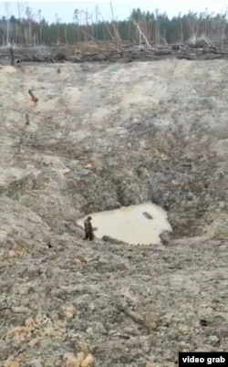 Український боєць у вирві від авіабомби