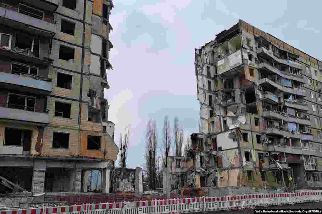 Ракетний удар 14 січня повністю знищив два під'їзди багатоповерхівки на житловому масиві Перемога. Внаслідок цього загинуло 46 людей. Ще 9 вважаються зниклими безвісти. Крім того, 80 людей були поранені