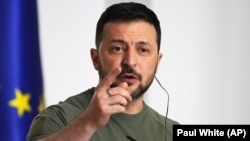 Володимир Зеленський відповів, що Україна готова розглядати лише транзит газу, який походить з іншої країни і не дозволяє Москві отримувати прибутки