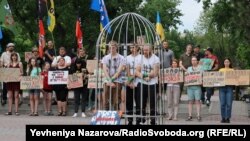 В акції взяли участь понад сотня близьких та рідних українських військових, переважно оборонців Маріуполя, що нині перебувають у російському полоні.