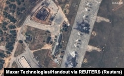 Уничтоженные российский истребитель МиГ-31 и хранилище топлива на авиабазе «Бельбек» вблизи Севастополя в оккупированном Крыму. Спутниковый снимок компании Maxar Technologies, датированный 16 мая 2024 года