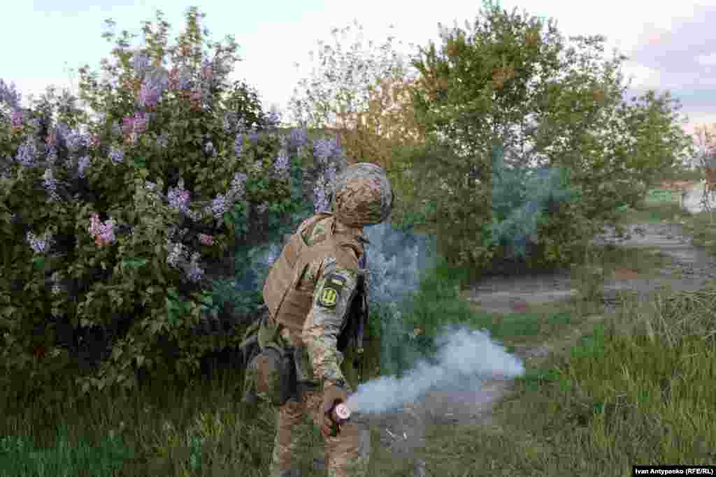 Морпіх «Шпаля» кидає димову гранату під час тренувального штурму будівлі