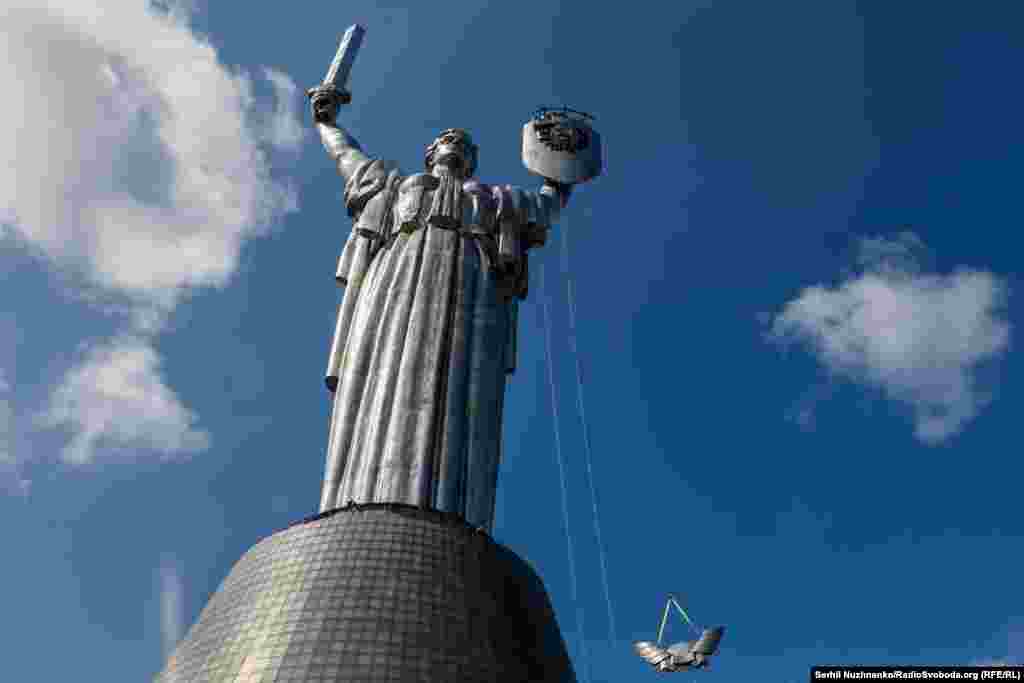 Момент зняття елементу радянського герба зі щита «Батьківщини-матері»