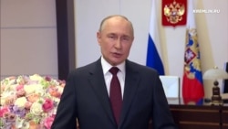 Путин поздравляет с 8 марта Путин поздравляет с 8 марта