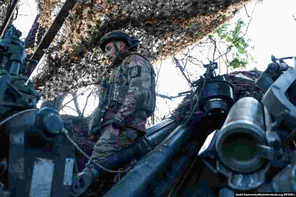 Але це в далекому Вашингтоні, а тут, в донецькому степу, українські артилеристи 148-ої окремої артилеристської бригади «ДШВ» зупиняють російську піхоту, яка контратакує українські позиції