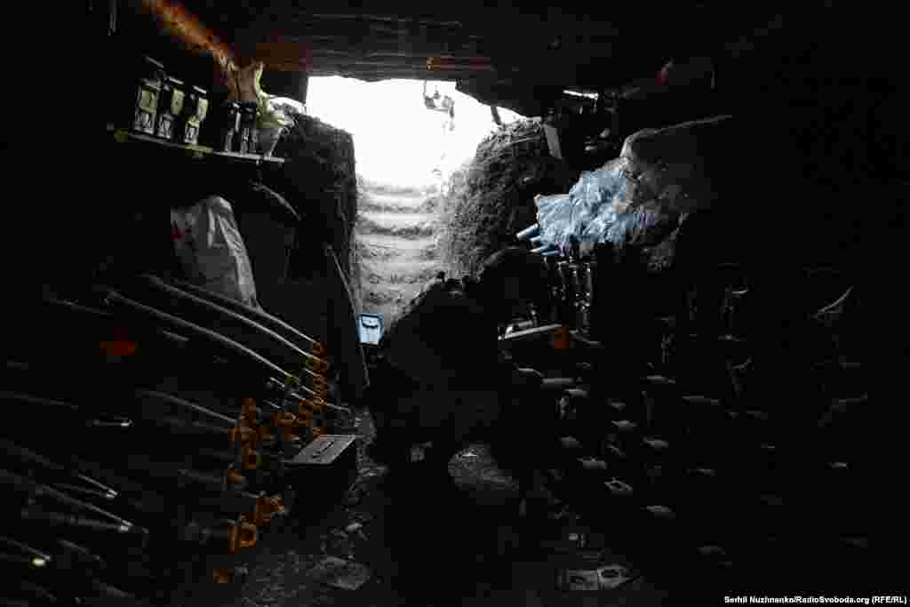 Військовий готує снаряди для гаубиці M777, російська піхота продовжує контратакувати українські позиції