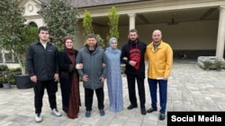 Асет Даудова (вторая слева), Рамзан Кадыров и Магомед Даудов (второй справа). Фото: телеграм-канал Рамзана Кадырова