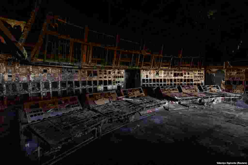 На світлині видно диспетчерську на тепловій електростанції, яку було сильно пошкоджено російським ракетним ударом&nbsp;